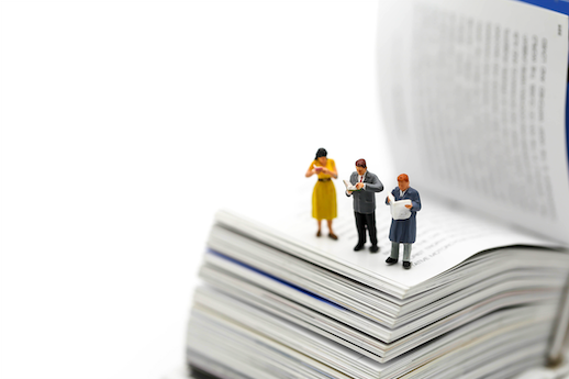 Miniaturfiguren auf Buch